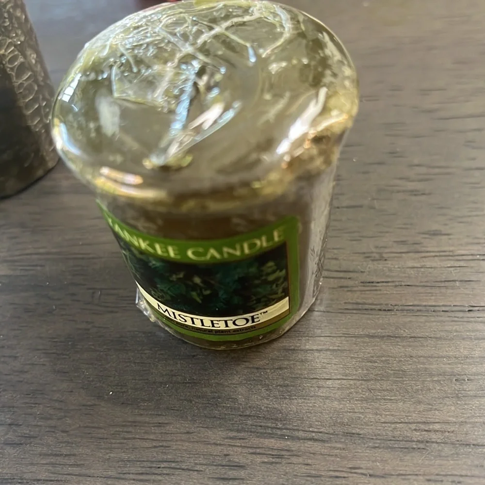 🆕 Yankee Candle - Mistletoe - sampler size candle. Votive candle. Set of 2.